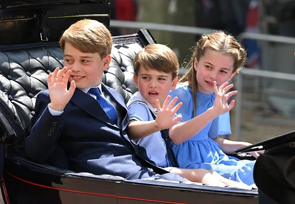 George, Charlotte e Louis participam de desfile da realeza pela 1ª vez