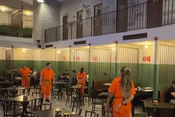Ambiente de uma hamburgueria em São Paulo com a temática de presídio