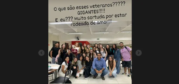 Após sofrer discriminação, estudante de 44 anos recebe flores de colegas