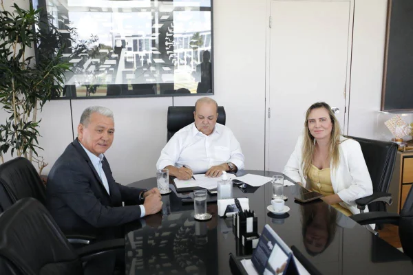 Ibaneis assina nomeação de 65 novos servidores do Detran-DF