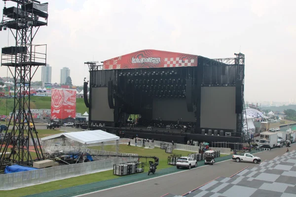Imagem mostra palco de festival - Metrópoles