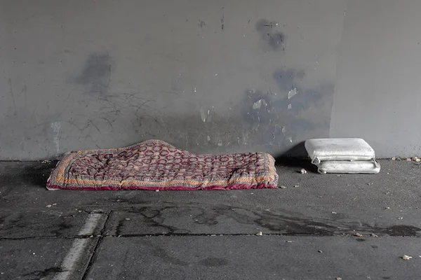 Foto colorida do local onde uma pessoa em situação de rua mora - Metrópoles