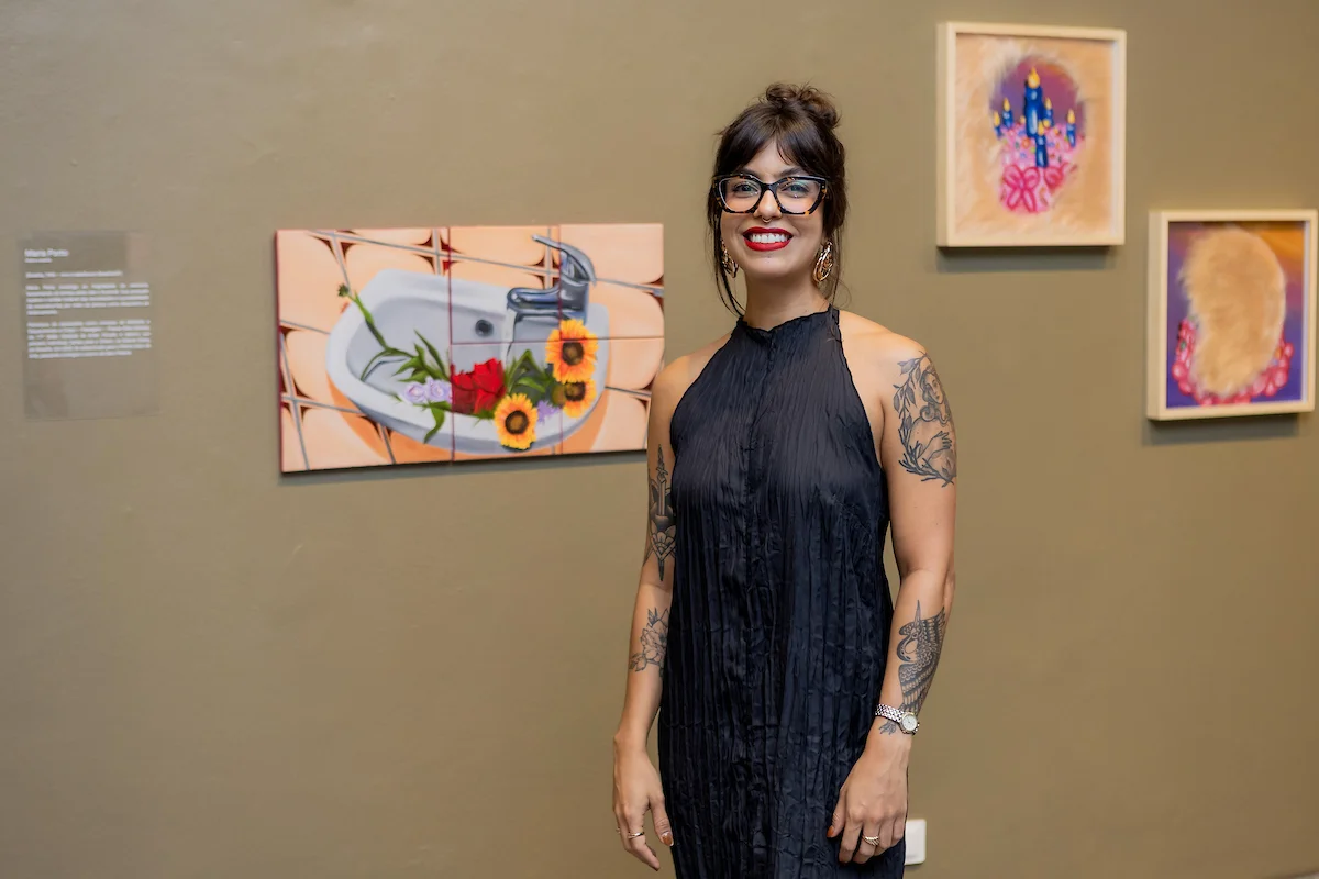 Maria Porto é brasiliense e vê na cidade um potencial de referência nas artes visuais. Para a exposição, traz as obras Primeiro Pedaço, Uma Festa de Adeus e Surpresa, onde explora metáforas e texturas 