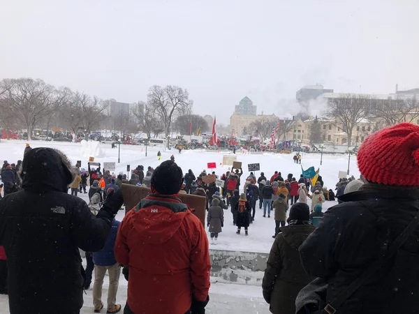 Vídeo: no frio, canadenses reagem e bloqueiam comboios antivacina