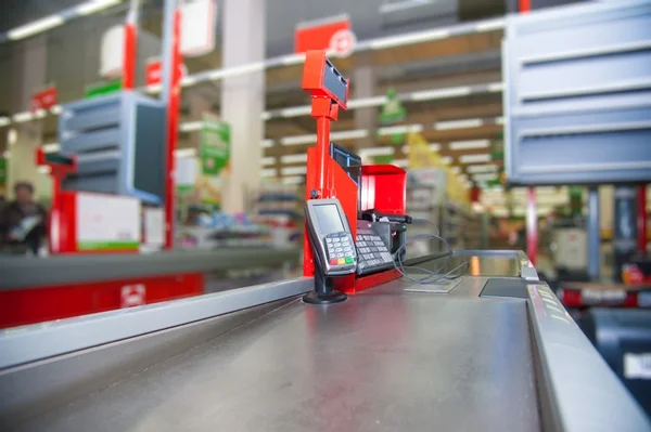 Segurança de mercado suspeita de cliente e o agride com barra de ferro