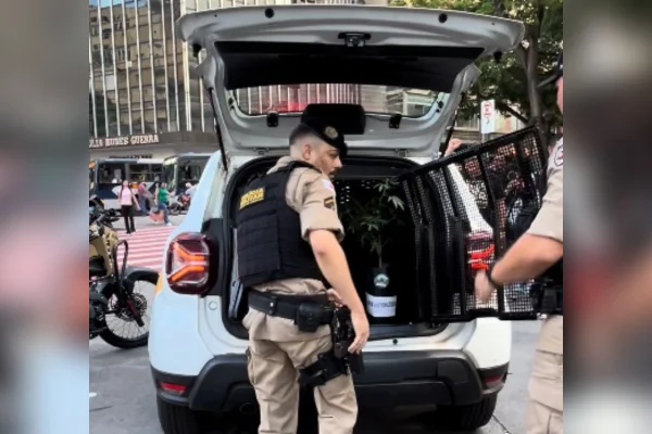 Candidato leva pé de maconha ao Centro de BH e arruma problema com a PM