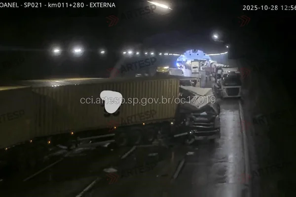 Imagem colorida do acidente dentro do túnel do Rodoanel em Barueri - Metrópoles