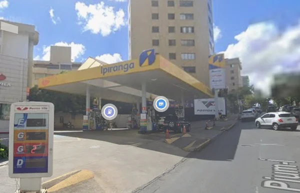 Posto de gasolina amarelo em rua de BH