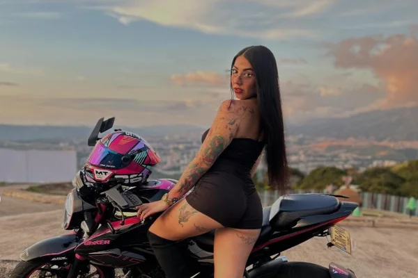 Mulher com moto