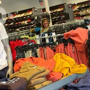 Rose Miriam foi flagrada fazendo compras em outlets em Orlando, nos EUA