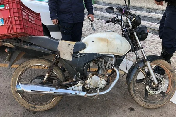 Motociclista faz manobra proibida na frente de policial e se dá mal