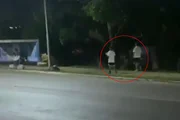 Dupla foi filmada colando cartazes em paradas de ônibus no DF Dupla foi filmada colando cartazes em paradas de ônibus no DF