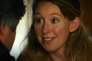 Elizabeth Holmes no documentário Tudo Pode Ser Visto