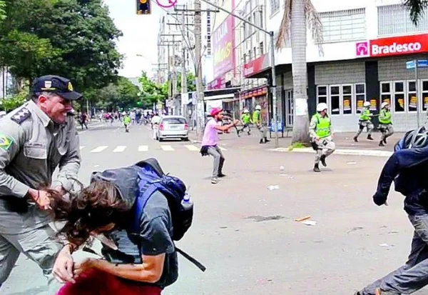 “Vaquinha” de novo cassetete para PM que agrediu jovem gera revolta