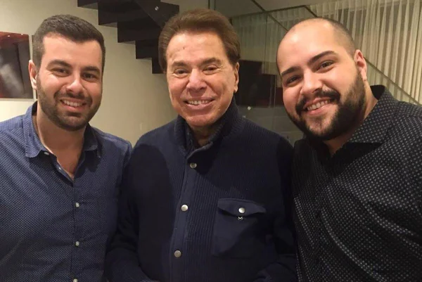 Foto colorida de Silvio Santos com Tiago Abravanel e o marido - Metrópoles