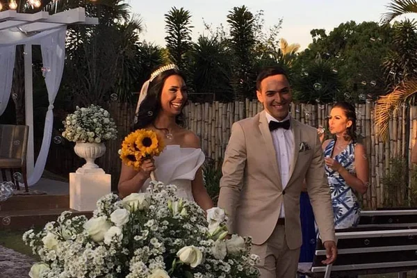 Advogado organiza festa de casamento surpresa e leva noiva às lágrimas