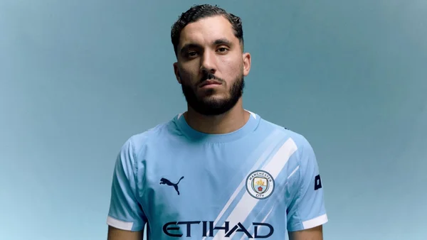 Imagem colorida de reforço do Manchester City- Metrópoles