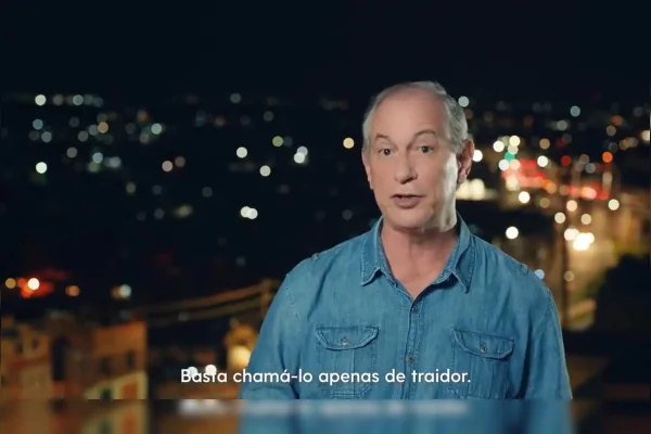 Ciro Gomes em vídeo, falando para a câmera. Lê-se na legenda "Basta chamá-lo apenas de traidor", com fundo de uma cidade a noite - Metrópoles