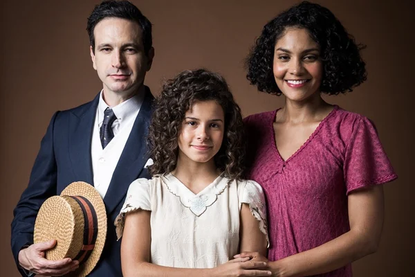 Éramos Seis: João leva Shirley e Inês de Afonso para sua casa