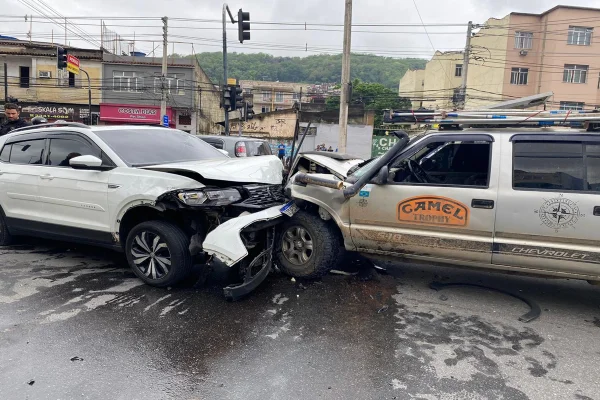 Perseguição de filme: bandidos são presos após baterem carro roubado