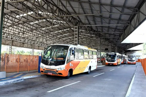 Imagem colorida mostra ônibus onde homem foi preso em flagrante por se masturbar ao lado de jovem de 20 anos - Metrópoles
