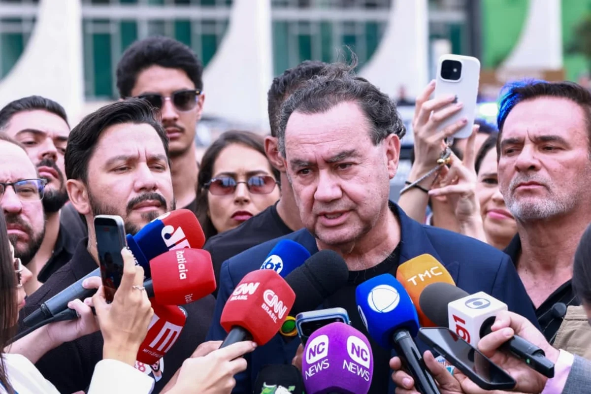 Augusto Cury fala com jornalistas na entrada do STF Augusto Cury fala com jornalistas na entrada do STF