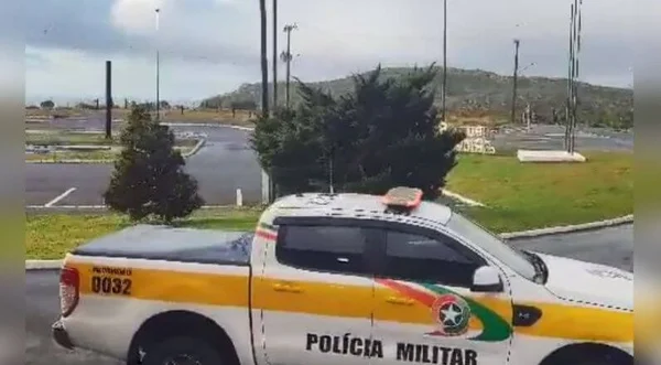 Imagem mostra viatura da Polícia Militar com árvores ao fundo