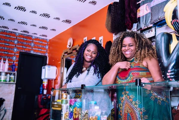 Trancistas do DF resgatam raízes afro e ampliam o mercado de beleza