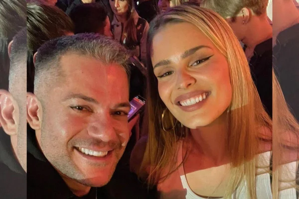 Foto colorida de homem e mulher branco. Eles estão lado a lado - Metrópoles