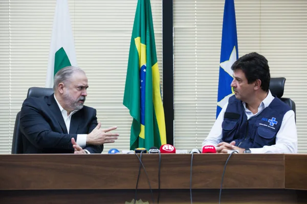 Luiz Henrique Mandetta, ministro da saúde, se encontra com Augusto Aras, PGR, e tratam de acordo entre os órgãos.