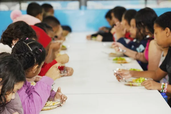 Estudantes da rede pública do estado de SP se alimentam com merenda escolar - Metrópoles