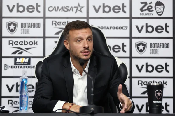 Com queda de energia, Martín Anselmi é apresentado pelo Botafogo