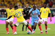 Disputa de bola na partida entre Colômbia e RD Congo pela Copa do Mundo Disputa de bola na partida entre Colômbia e RD Congo pela Copa do Mundo