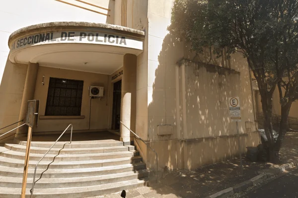 Imagem colorida da fachada da delegacia onde foi registrado o caso do homem que estuprou mulher em situação de rua - Metrópoles