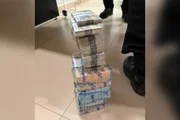 A PF encontrou uma pilha de dinheiro vivo A PF encontrou uma pilha de dinheiro vivo