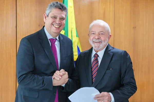 Imagem colorida do ministro Márcio Macêdo e Lula no Planalto - Metrópoles