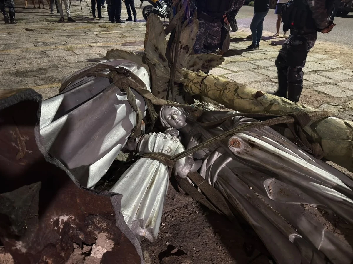 Imagem da Sagrada Família, em Fortaleza, caiu em meio a retirada por guincho Imagem da Sagrada Família, em Fortaleza, caiu em meio a retirada por guincho