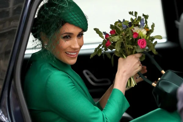 Na imagem com cor, foto da Meghan Markle - metrópoles
