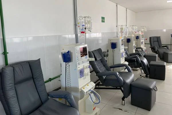 Equipamentos de hemodiálise e poltronas