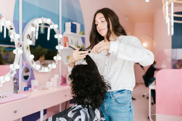 Mulher cabeleireira cortando o cabelo de cliente mulher