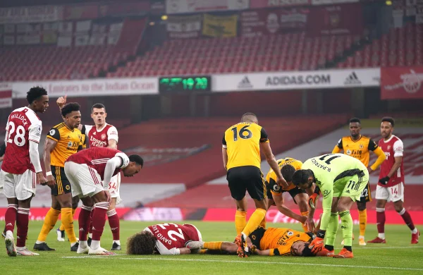 Em jogo com choque de cabeça, Wolverhampton vence Arsenal no Inglês