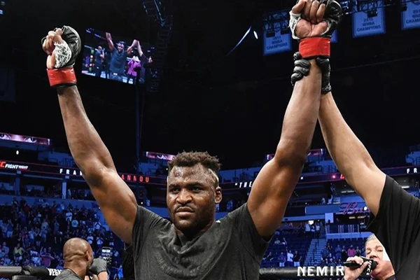 Cigano é nocauteado por Ngannou em 1m11s; Demian Maia vence