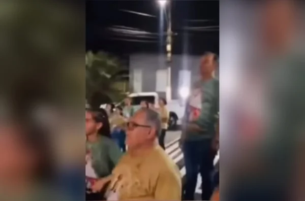 imagem colorida padre bloco de carnaval