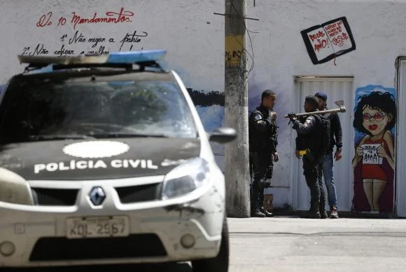 Mortes causadas por policiais crescem 25,8% em 2016