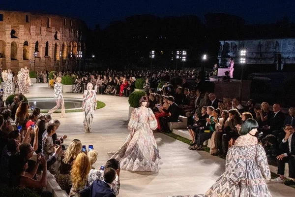 Fendi desfila coleção de alta-costura em Roma e homenageia Lagerfeld