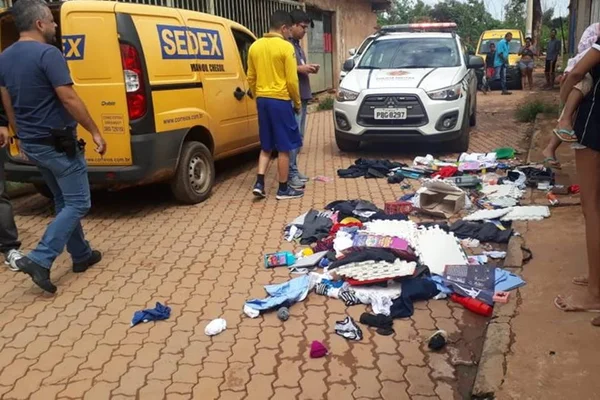 Vídeo. Mulher rouba carga de carro dos Correios na Estrutural