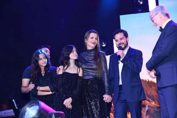 Luciano Camargo realiza sonho de cantar em igreja: “É uma dádiva”