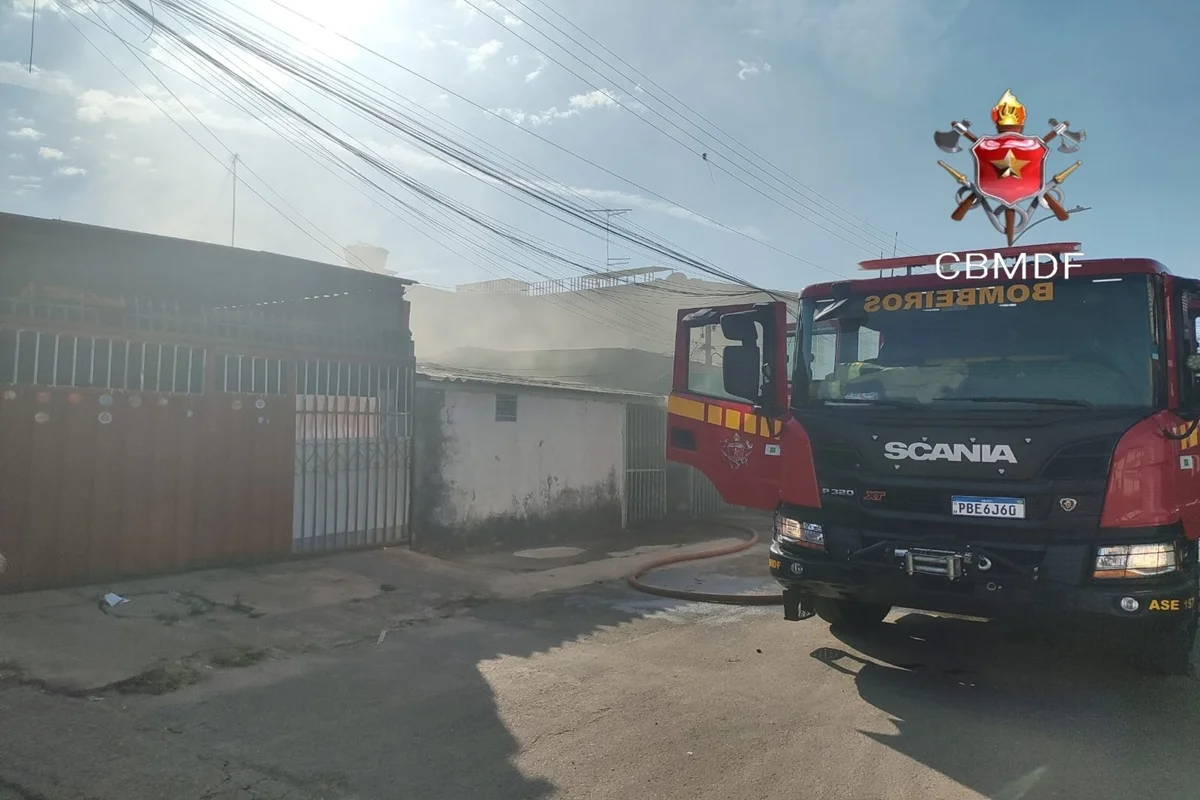 Bombeiros combateram o fogo Bombeiros combateram o fogo