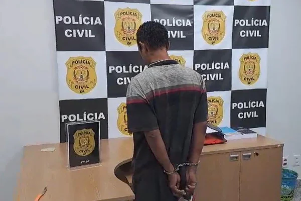 A Polícia Civil do Distrito Federal (PCDF), por meio da 17ª Delegacia de Polícia (Taguatinga Norte) prendeu o autor da facada contra um homem, de 44 anos, que estava tomando café em uma lanchonete na QNH 08, em Taguatinga Norte. O criminoso estava foragido pela manhã, mas foi encontrado pelos policiais próximo ao cemitério Campo da Esperança na noite desta quarta-feira (17/7).