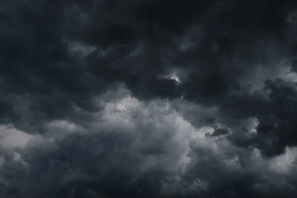 Imagem colorida de céu nublado com nuvens de chuva e tempestade - Metrópoles